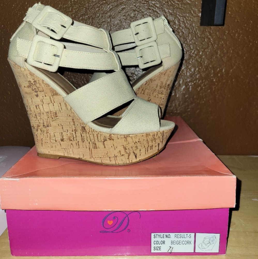 Beige Heart in D Wedges
